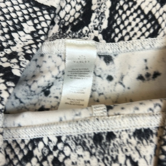Yarley Snakeskin Print Leggings Size Medium - Picture 3 of 4